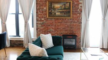 Smart-tv, een open haard en een stereo