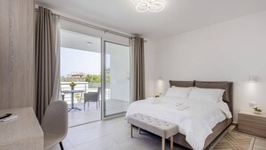 Un dormitorio moderno con cama, escritorio y silla.
