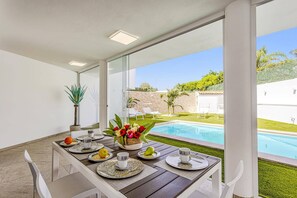 Outdoor dining - Villa Laire by Villa Plus (Marina di Ragusa)