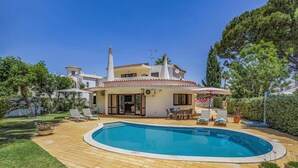 A two-story house with a swimming pool, outdoor seating, and a garden. - Villa Casa Jasmim by Villa Plus (Quarteira)