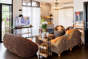 TV - Luxury Pool Villa 9 BR 8-25 PPL All Bathtub/Netflix (Hua Hin)