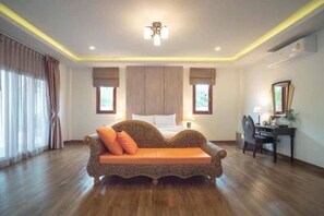 TV - Luxury Pool Villa 9 BR 8-25 PPL All Bathtub/Netflix (Hua Hin)