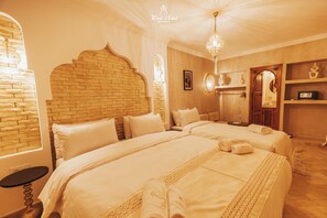 Habitación triple Deluxe, patio | Caja fuerte y wifi gratis