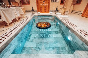 Una piscina cubierta