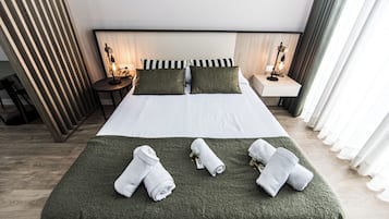 Classic Studio, 1 Queen Bed | Laptop workspace, free WiFi