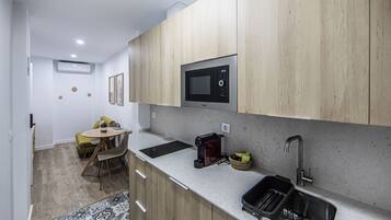 Classic Studio, 1 Queen Bed | Private kitchen | Mini-fridge, microwave, stovetop, cookware/dishes/utensils