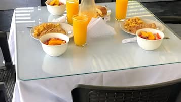 Desayuno con opciones de la cocina local incluido todos los días