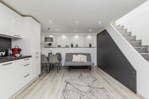 Deluxe-Apartment, Blick auf den Innenhof | 2 Schlafzimmer, Schreibtisch, laptopgeeigneter Arbeitsplatz