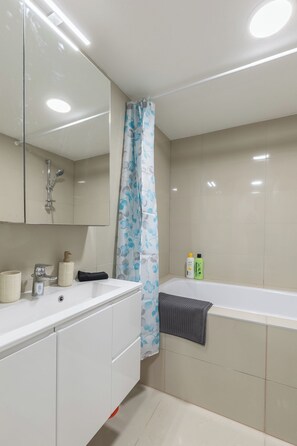 Deluxe Apartment, Courtyard View | Bathroom | Free toiletries, hair dryer, towels, soap - Venus Apartments - Broadway II (Budapest)