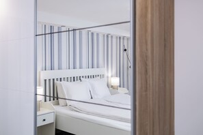 2 bedrooms, desk, laptop workspace, blackout drapes - Venus Apartments - Broadway II (Budapest)
