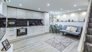 Apartemen Deluks, pemandangan halaman | Dapur pribadi