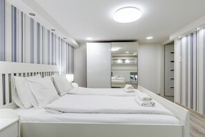 Deluxe-Apartment, Blick auf den Innenhof | 2 Schlafzimmer, Schreibtisch, laptopgeeigneter Arbeitsplatz