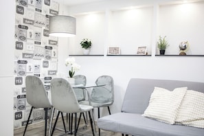 Deluxe-huoneisto, näköala pihalle | Ruokailu omassa huoneessa