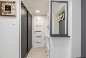 Deluxe-Apartment, Blick auf den Innenhof | 2 Schlafzimmer, Schreibtisch, laptopgeeigneter Arbeitsplatz