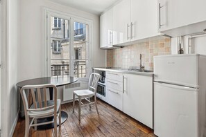 Kylskåp, mikrovågsugn och matbord