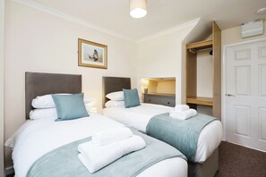 2 bedrooms, iron/ironing board, WiFi, bed sheets - BRAND NEW REFURBISHED FOR 2024 Bedroom Sleeps 4 - 2 Bathrooms (Bembridge)