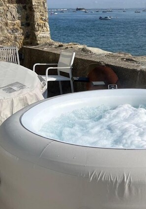 Outdoor spa tub - BRAND NEW REFURBISHED FOR 2024 Bedroom Sleeps 4 - 2 Bathrooms (Bembridge)