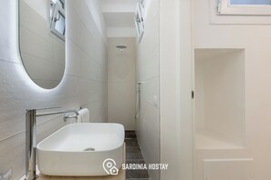 Bruser, hårtørrer, bidet, håndklæder