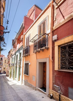A row of colorful buildings with balconies and a clear sky. - B Room - Studio Apartment, Sleeps 2 (Cagliari)