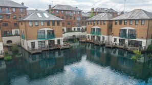 Exterior - stylish waterfront apartment (London)