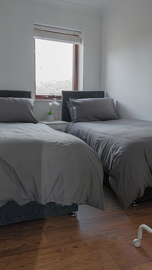 2 chambres, fer et planche à repasser, Wi-Fi, draps fournis