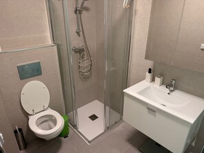 A bathroom with a glass-enclosed shower, a white sink, and a toilet. - Penthouse Oasis beach II La zenia (Orihuela Costa)