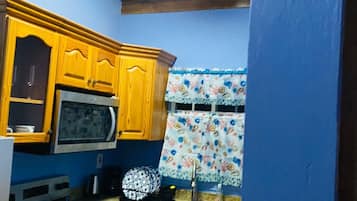 Luxury Studio Suite, Non Smoking, Pool View | Private kitchen