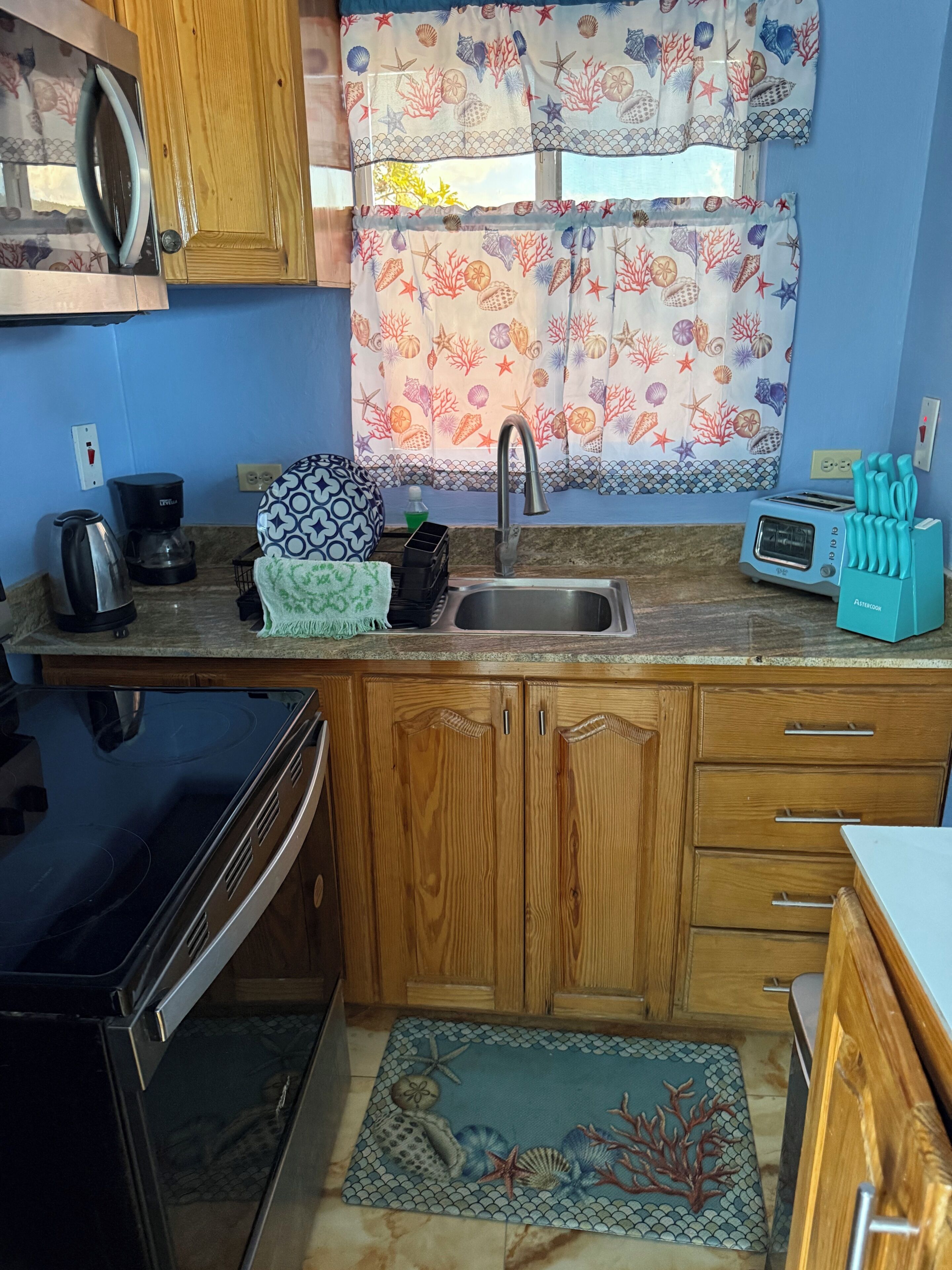 Luxury Studio Suite, Non Smoking, Pool View | Private kitchen