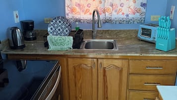 Luxury Studio Suite, Non Smoking, Pool View | Private kitchen