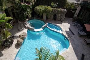 Outdoor pool - Quinta Maya Hotel (Flores)
