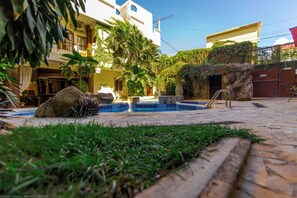 Outdoor pool - Quinta Maya Hotel (Flores)