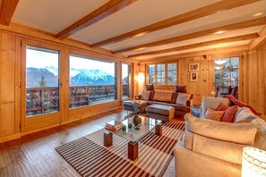 Fernseher, Kamin, DVD-Player, Bücher