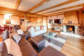 Fernseher, Kamin, DVD-Player, Bücher