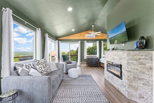 Romantic Lake Haven - Couples' Cabin