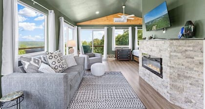 Romantic Lake Haven - Couples' Cabin