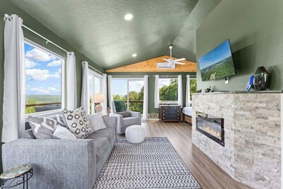 Romantic Lake Haven - Couples' Cabin