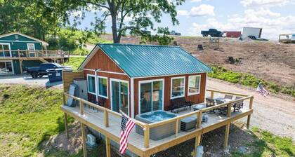 Romantic Lake Haven - Couples' Cabin