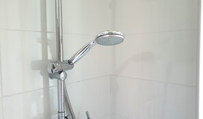 Shower, hair dryer, bidet, towels - Joseph Apartment (Roma)