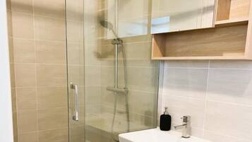 Douche, serviettes fournies