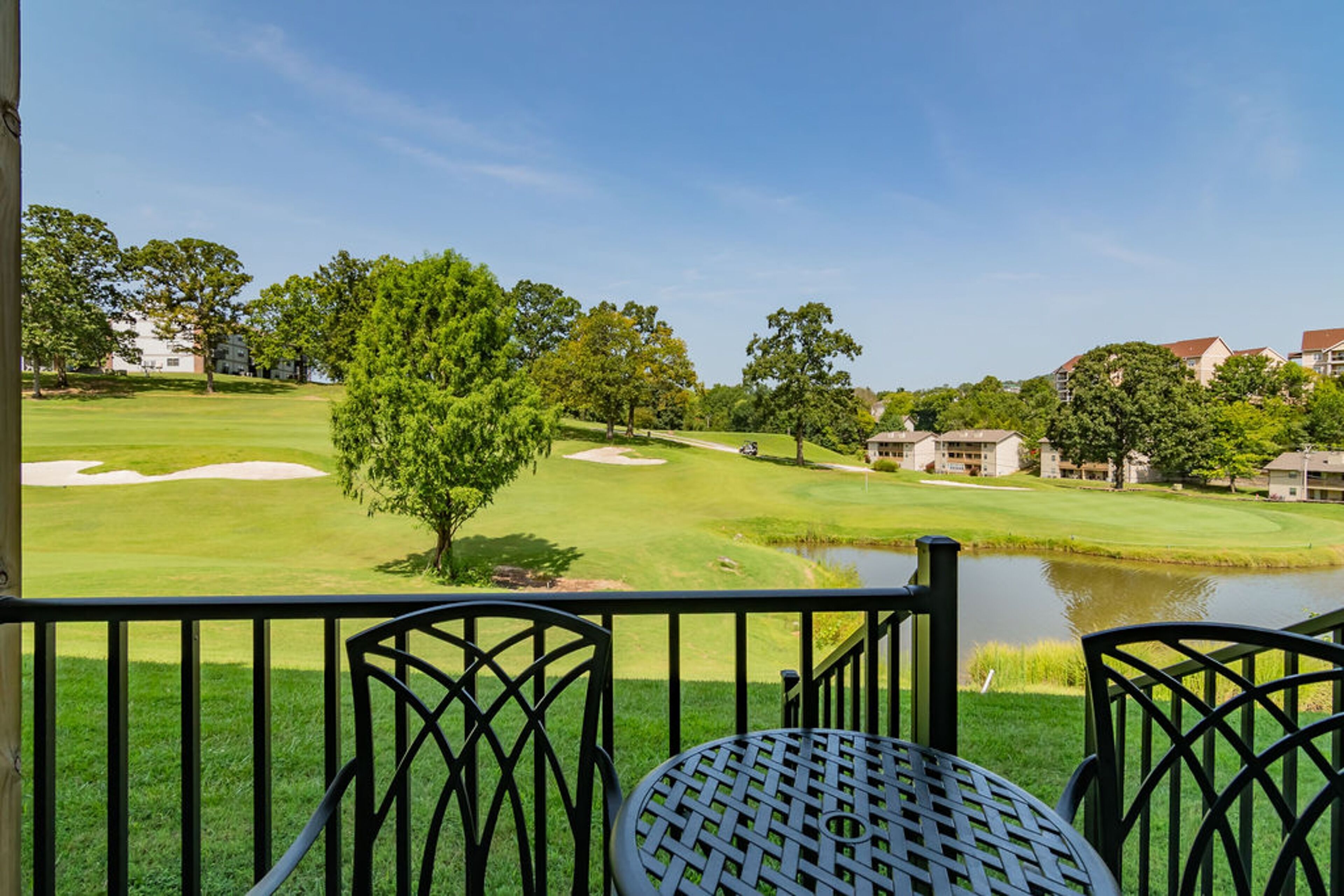 Bright condo on the green with shared pool & hot tub- close to SDC