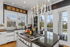 Fridge, microwave, oven, stovetop - Southern Splendor Luxury home, 5 acres, private pool & hot tub, boat dock (Newport)