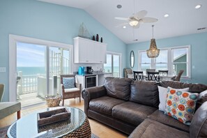 Smart TV - Sea La Vie- Oceanfront-Secluded-beautiful! Private pool and hot tub! (Emerald Isle)