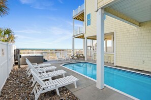Pool - Sea La Vie- Oceanfront-Secluded-beautiful! Private pool and hot tub! (Emerald Isle)