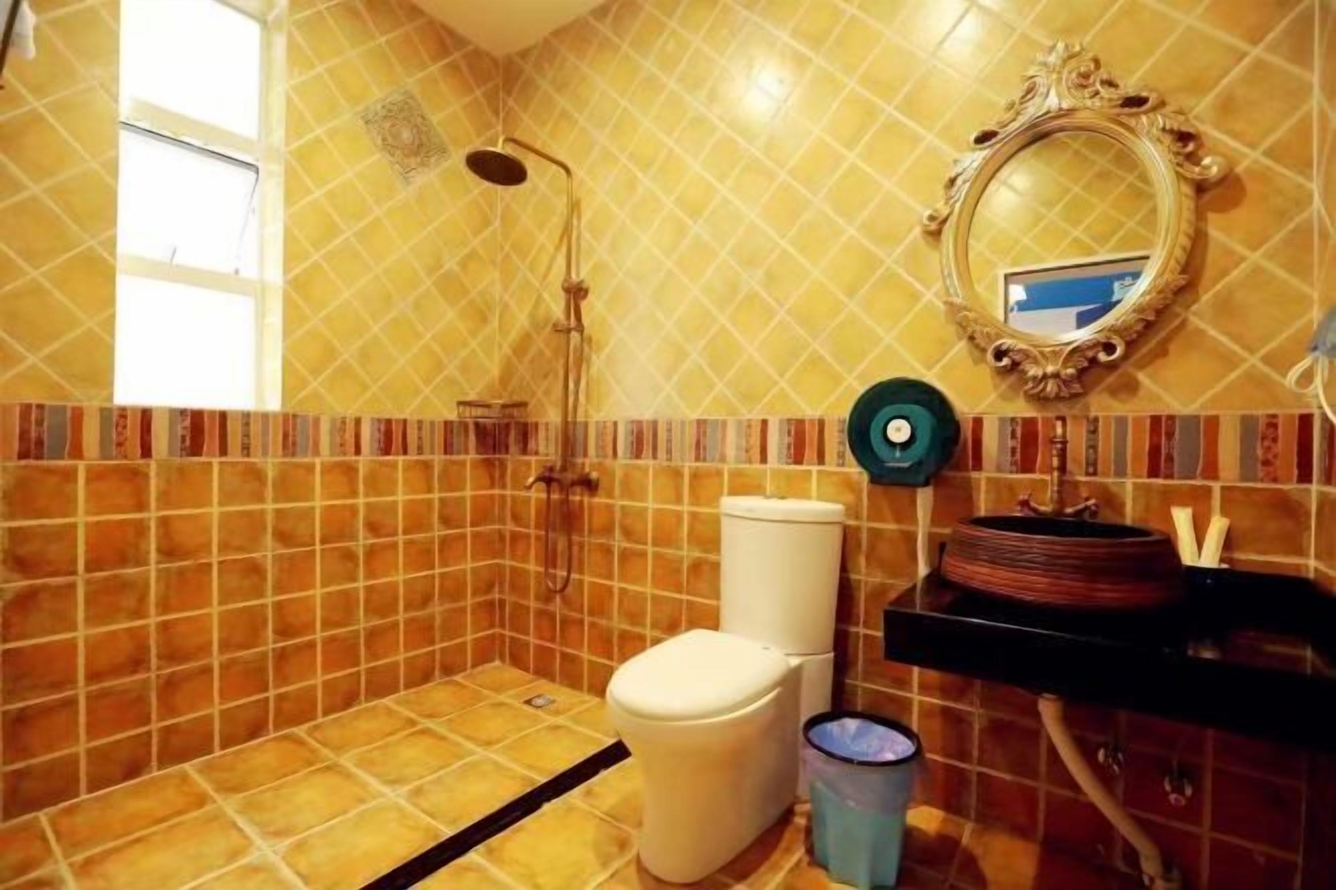 Ein Badezimmer mit Toilette, Waschbecken, Spiegel und Dusche.