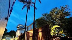 Un bâtiment moderne avec une façade en briques et un étage supérieur en verre.