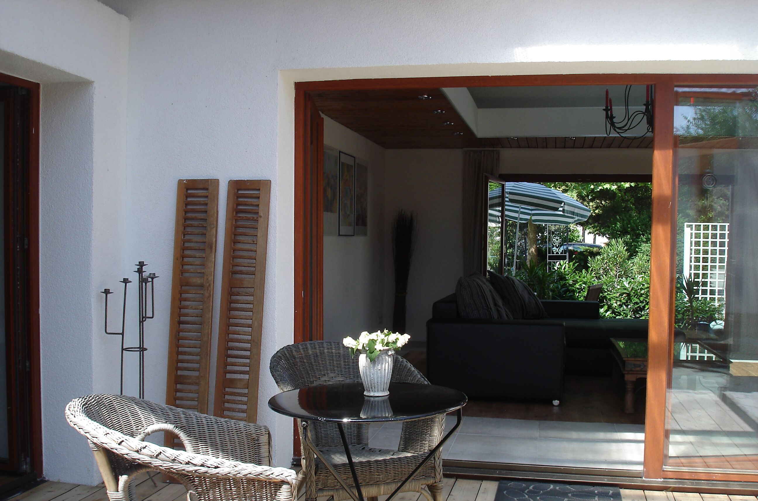 Überdachte Terrasse mit Blick ins Wohnzimmer