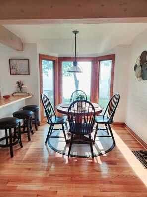 Dining - Spacious coastal farmhouse with modern ammenities on beautiful Lake Huron! (Tawas City)