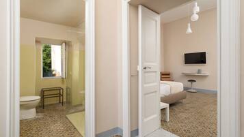 Panoramic-Doppelzimmer | Badezimmer | Dusche, Haartrockner, HandtĂŒcher, Seife