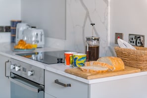 Fridge, oven, stovetop, cookware/dishes/utensils