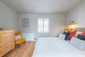 2 bedrooms, desk, iron/ironing board, WiFi